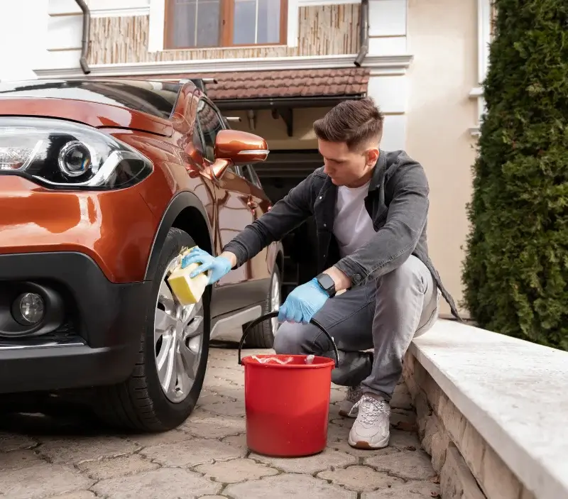 Lavage auto à domicile Fontaine-Étoupefour : professionnel intervenant sur un véhicule